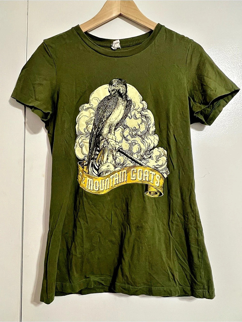 Mountain goats Graphic Tee in Green Size Large Like New